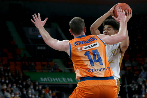 配合背后 配合背后